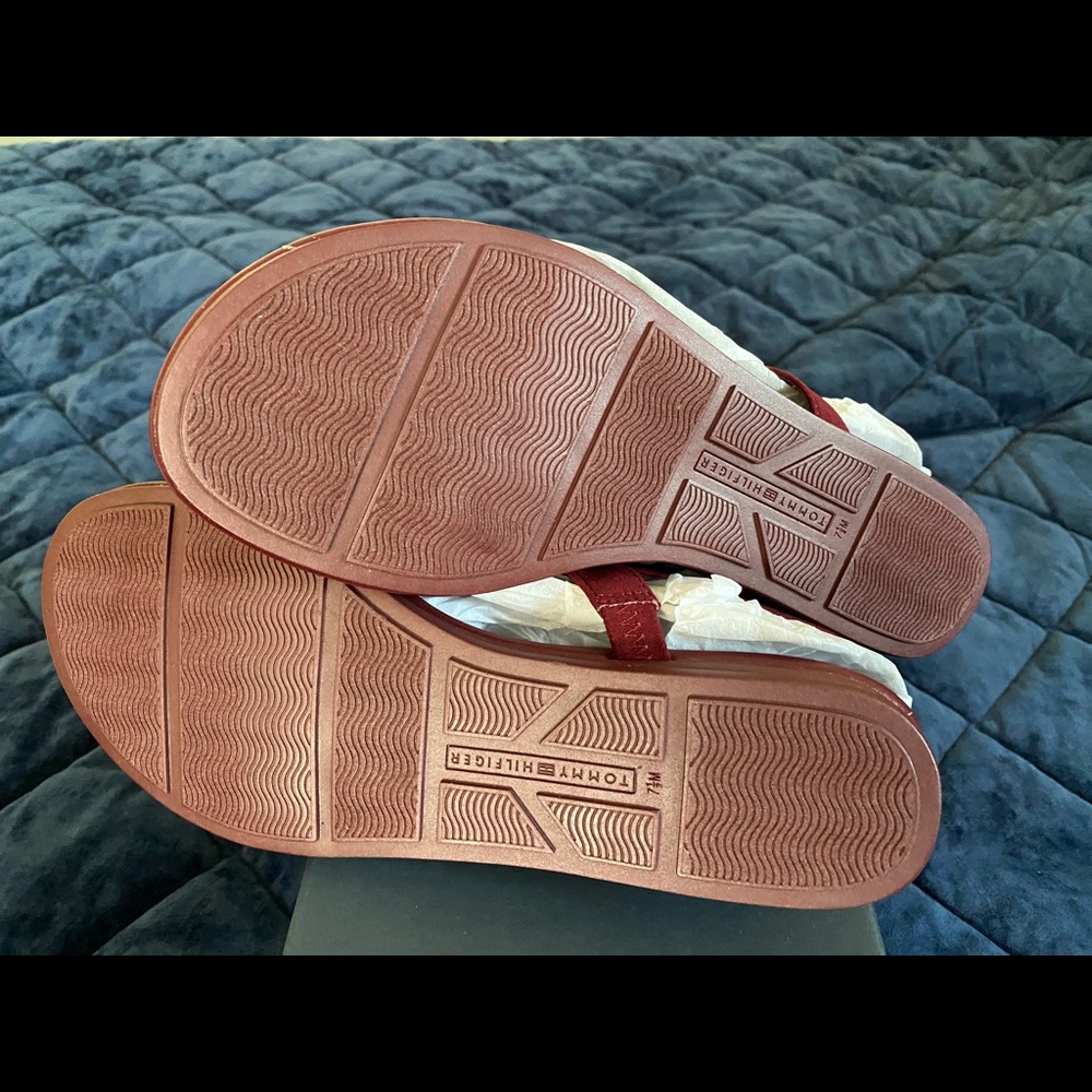 Tommy Hilfiger red thong sandals - Picture 5 of 7